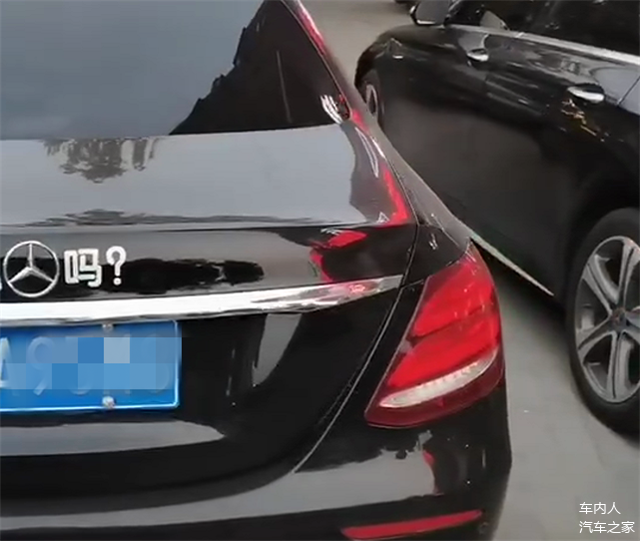 在尾部均贴上了"小姐姐私吗"妹妹私吗"这类贴纸,同时搭配车标"奔驰"