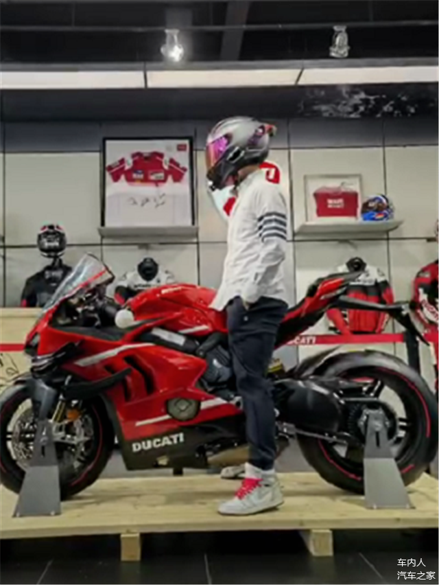 大陆首辆杜卡迪v4 superleggera,落地150万,自带四片碳纤维风刃