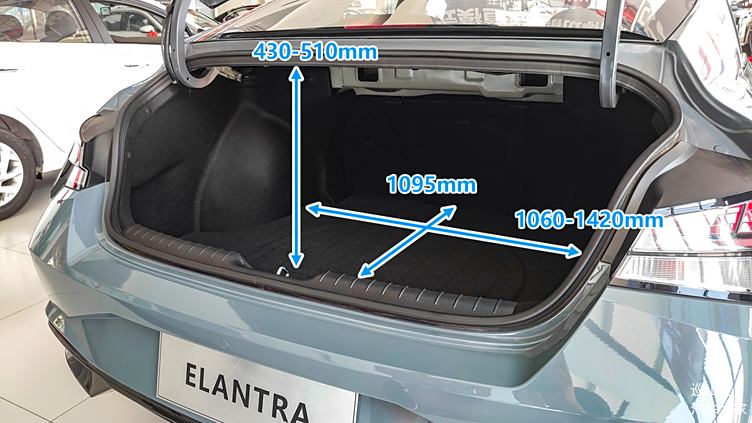 后备箱空间方面,第七代伊兰特的后备箱总体来说比较平整,开口也比较