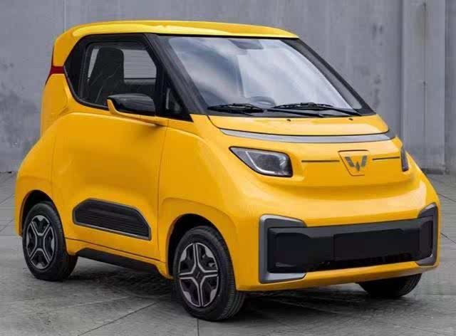 日前,五菱在宏光mini ev的基础上,又生产了一台入门级的电动小车nano