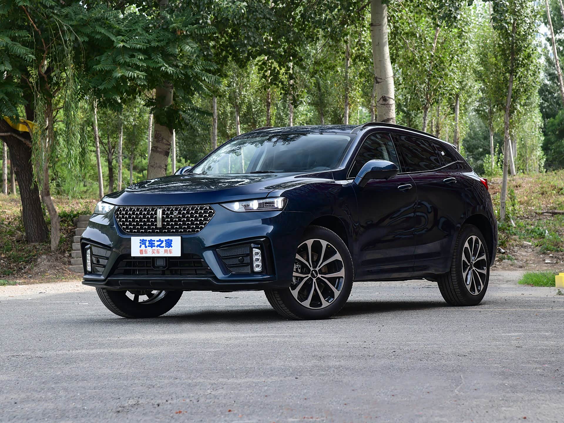 2021款长城wey vv7属于中型suv汽车,虽然不是一款大七座车型,但是小编