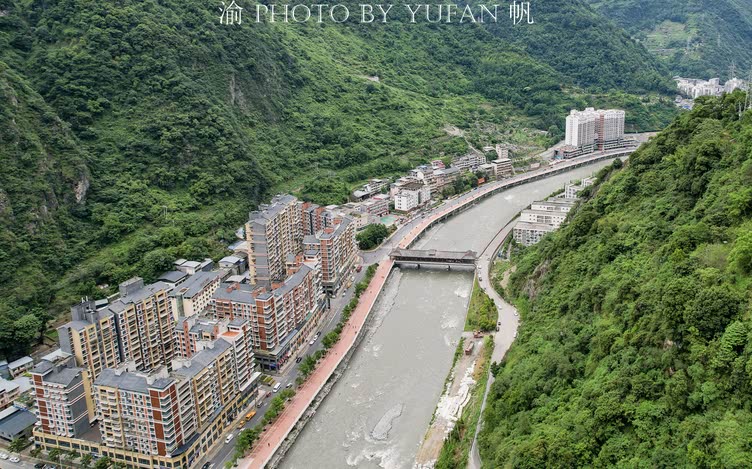 中国最窄的县城,两山夹峙十分险峻,当地人最怕塌方,看着都危险