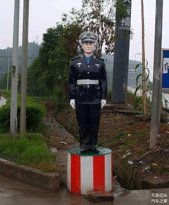 但抱怨归抱怨,撤掉"假交警"还是不现实的,毕竟这个假人可以约束许多