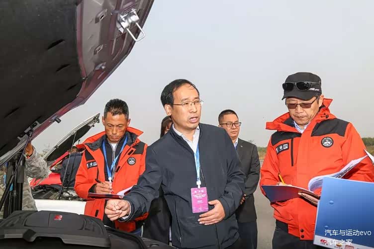 6t汽油机进行介绍中国石油润滑油公司张青蔚与现场评委就发动机内部