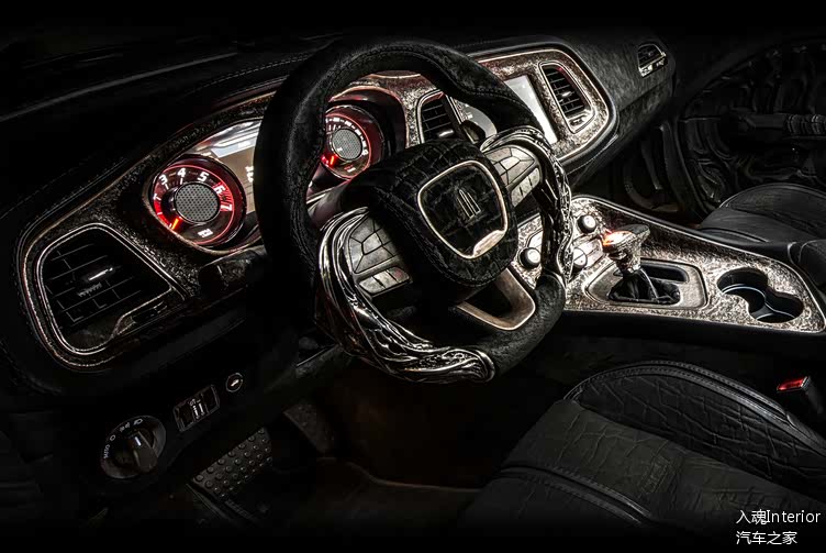 从座椅,中控,顶棚的包覆材料,再到纯手工雕刻打磨的方向盘,甚至是完全