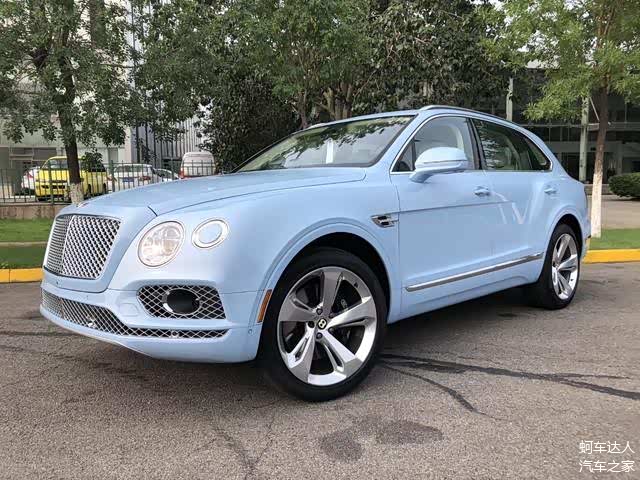 宾利添越6.0t w12实拍,浅蓝色外观太迷人,一看就是装奢侈品的车