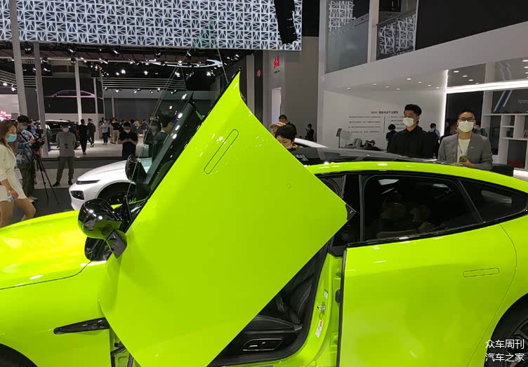 2020年广州车展小鹏p7鹏翼版实车亮相荧光绿车身回头率高