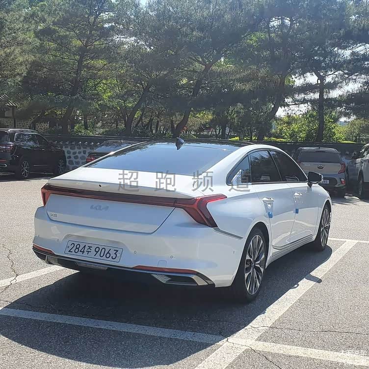 全新起亚k8海外街拍 颜值是亮点 内饰很有档次