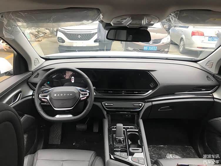 在内饰方面,新宝骏rs-7采用了很时尚的风格打造,它采用了三幅式平底