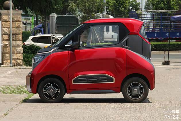 内饰部分,2020款宝骏e200仍旧采用了简洁的设计理念,拥有全液晶仪表盘