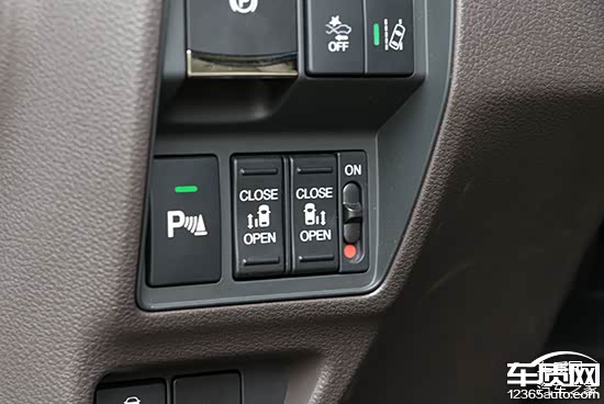 奥德赛锐·混动在电子手刹的下方配备了双电动门开闭按键,使用起来