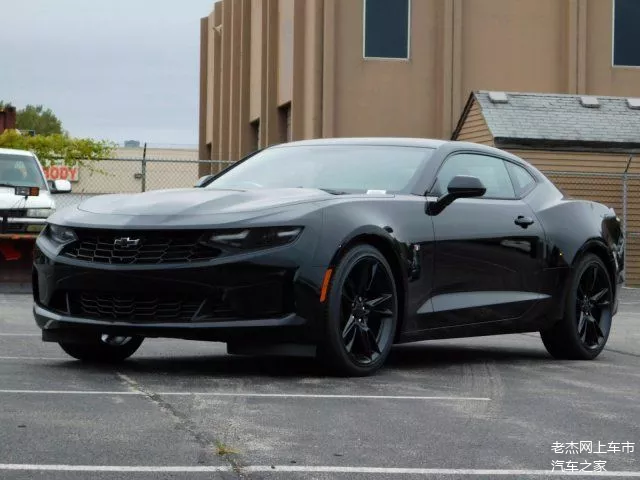 2020款雪佛兰科迈罗黑武士肌肉跑车回头率高