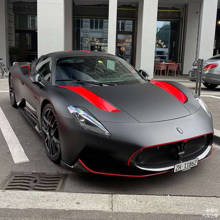 "颜值担当"说的就是它,全新玛莎拉蒂mc20海外街拍,奢华又动感