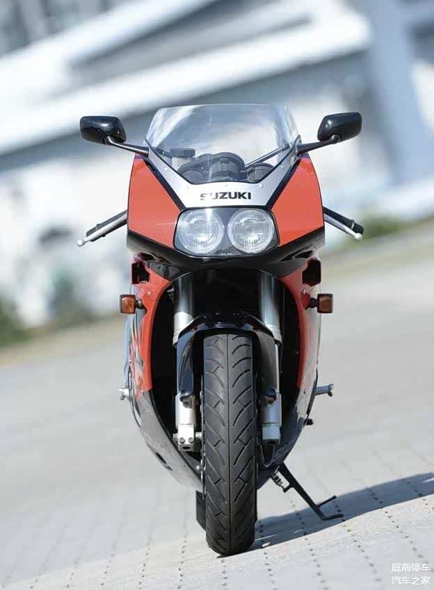 在外形上,铃木gsx-400的设计非常的霸气,它的前脸采用并列双大灯设计