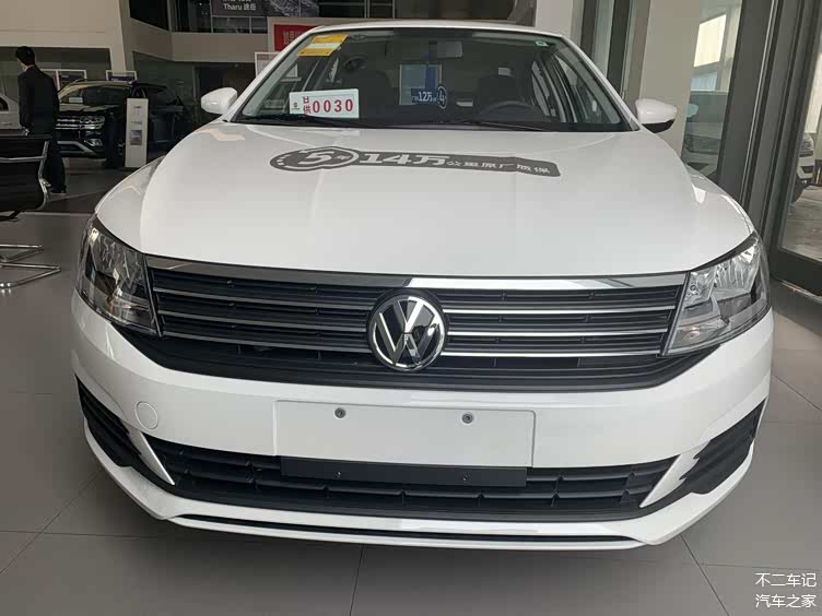 探店上汽大众4s店,实拍新老款朗逸,裸车最低价不到7万元