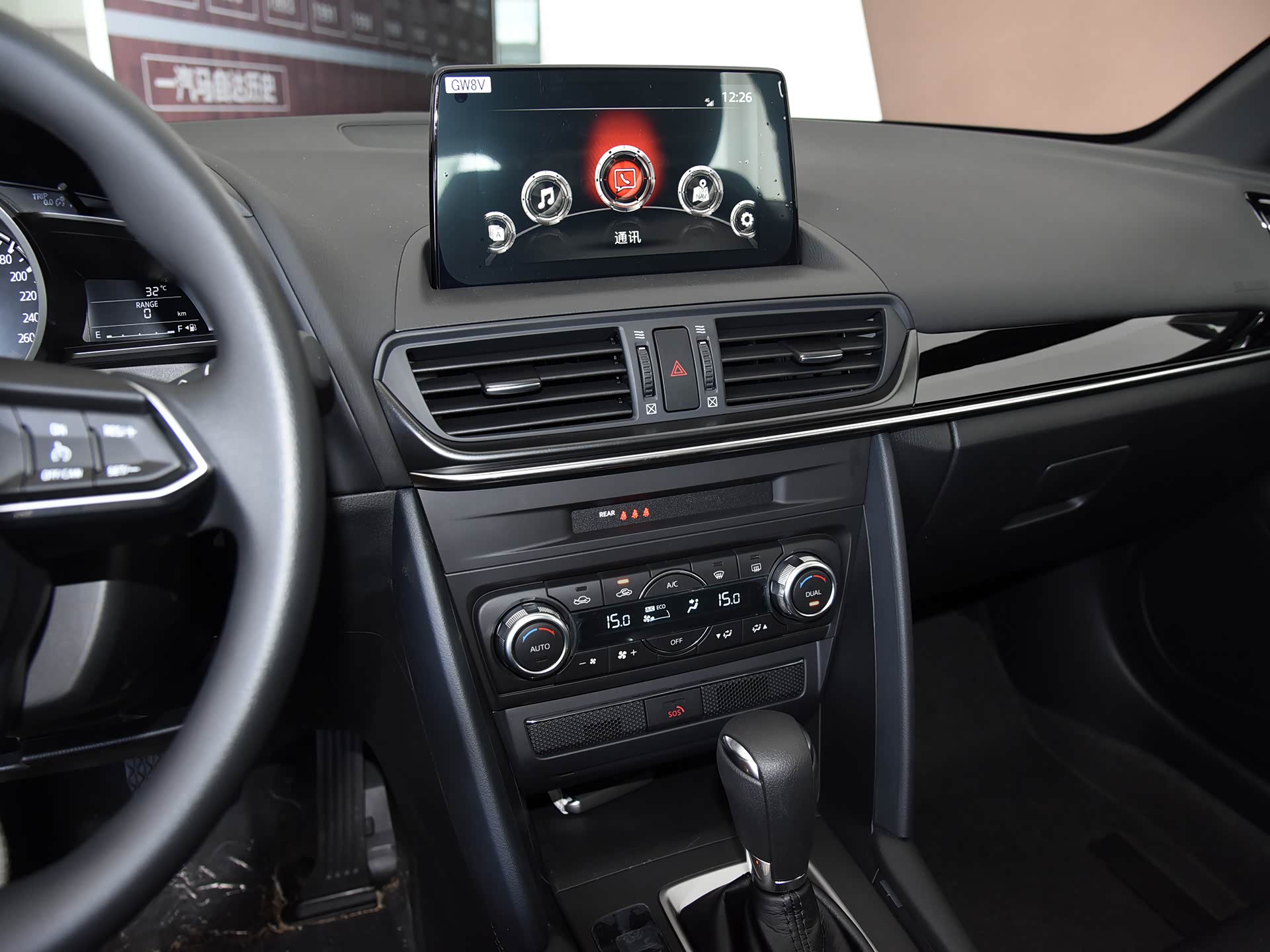 元,在配置上它加入了前向驻车雷达,360度全景影像,8英寸触摸式中控屏