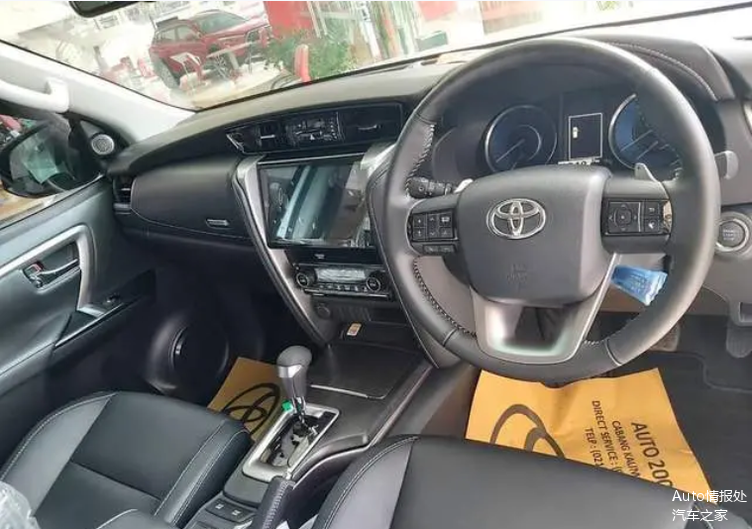 奔跑者的内饰设计,相比普拉多,酷路泽这类硬派suv,更加现代化,没有