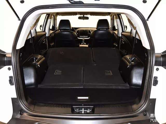 这个不违章,也没有规定说后排放倒睡觉是违章.