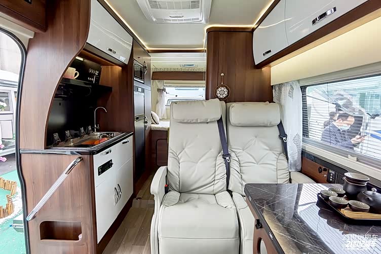 后拓展大空间满满都是人性化细节飞翔铁c新概念房车5088万元起