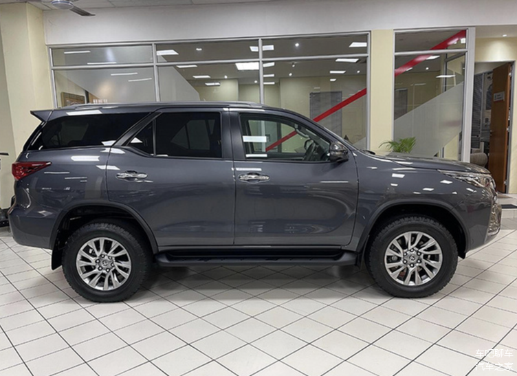 外观硬派设计 丰田fortuner实拍曝光