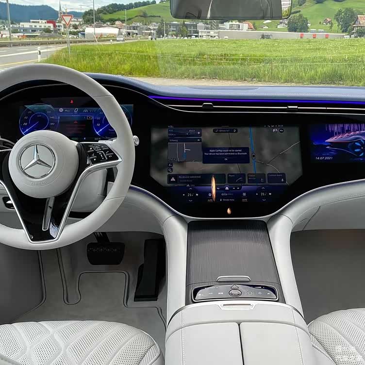 贯穿的三联屏设计,集功能性与娱乐性于一身,科技感爆棚!