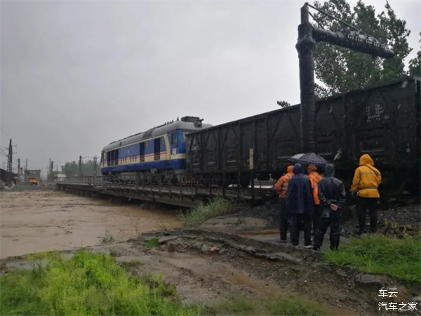 河南暴雨致河水暴涨两列火车同时开上铁路桥重车压梁