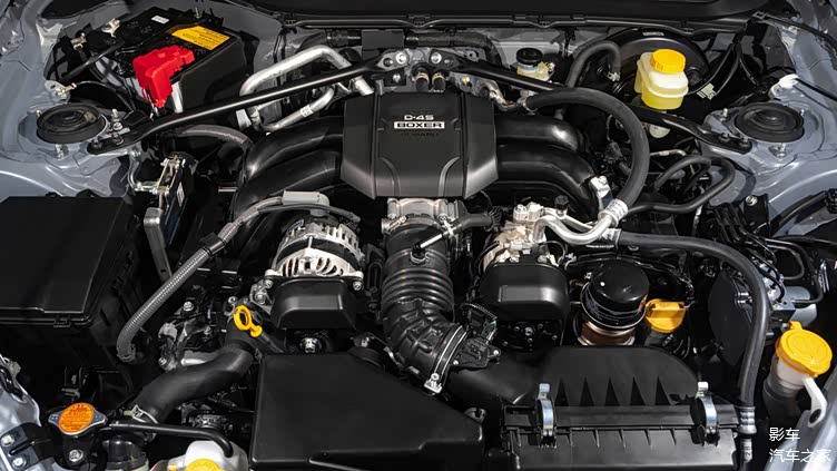 4升水平对置发动机,这款自然吸气的四缸机最大可发挥228马力的功率和