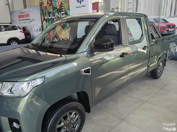 预售598638万元3月份上市五菱征途多种颜色实车现身