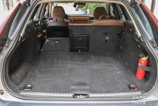 沃尔沃v90后部空间