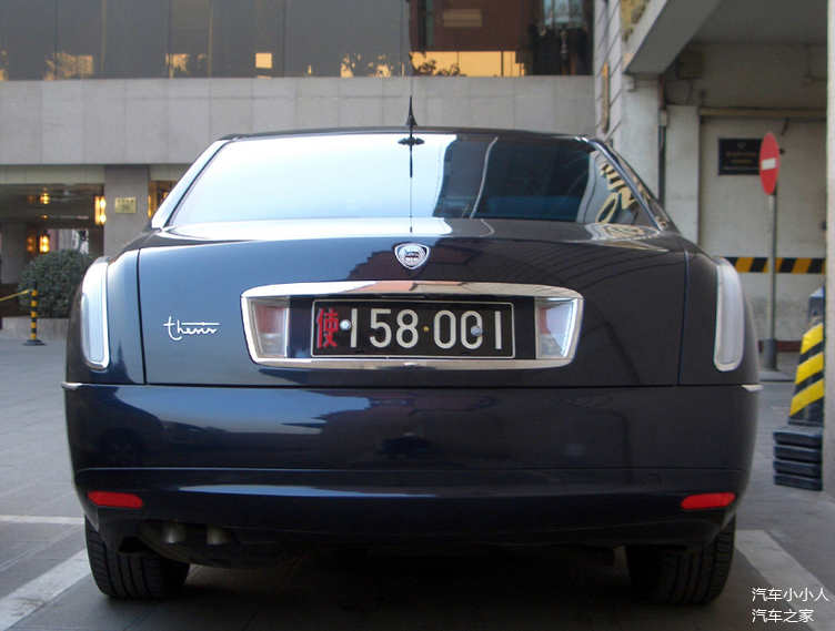 这辆蓝旗亚thesis的前部看起来比较高大,两个大灯设计有点像两个眼睛