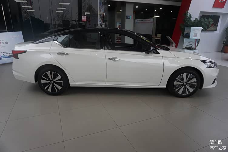 2021款日产天籁在外观,内饰和配置方面进行了升级,并添加了"魅影套装"