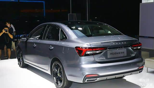 动力方面,荣威i6 max将提供燃油版和插混版两种动力总成.燃油版搭载1.