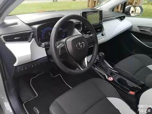 内饰上,新车同样与卡罗拉非常接近,t型中控台极具层次感,悬浮式中控屏
