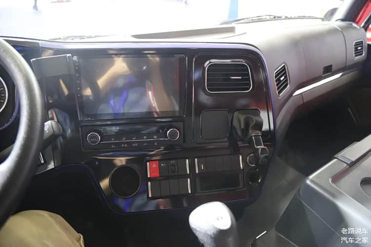 改头换面新升级 驾驶室堪比重卡的解放龙vh 2.