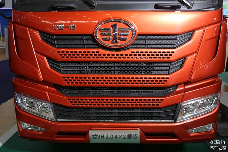 改头换面新升级 驾驶室堪比重卡的解放龙vh 2.