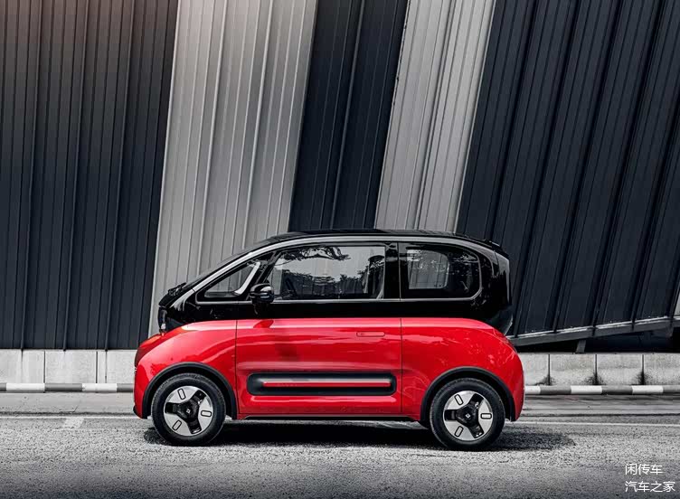 最大扭矩150牛米,依旧保持了后驱的五菱传统,而在电池方面,e300和e300