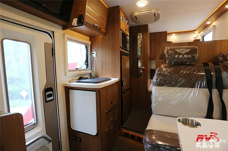 赛德房车2020白鲸纵置子母床版 优惠价45.8万起