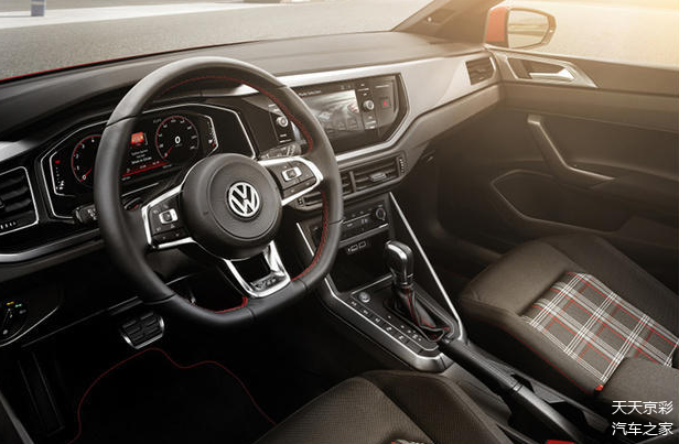 内饰方面,新车采用三辐式平底方向盘,并配备了polo gti车型专属的帆布