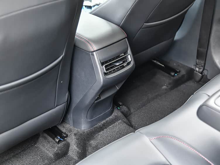 后排权限/引自汽车之家图库长安uni-t车型的后排权限拥有一个空调出