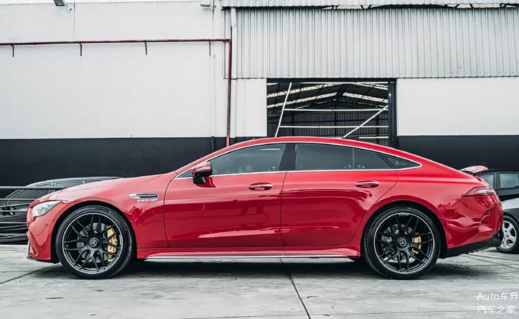 奔驰amggt63s非常时尚的造型设计红色涂装气场很强