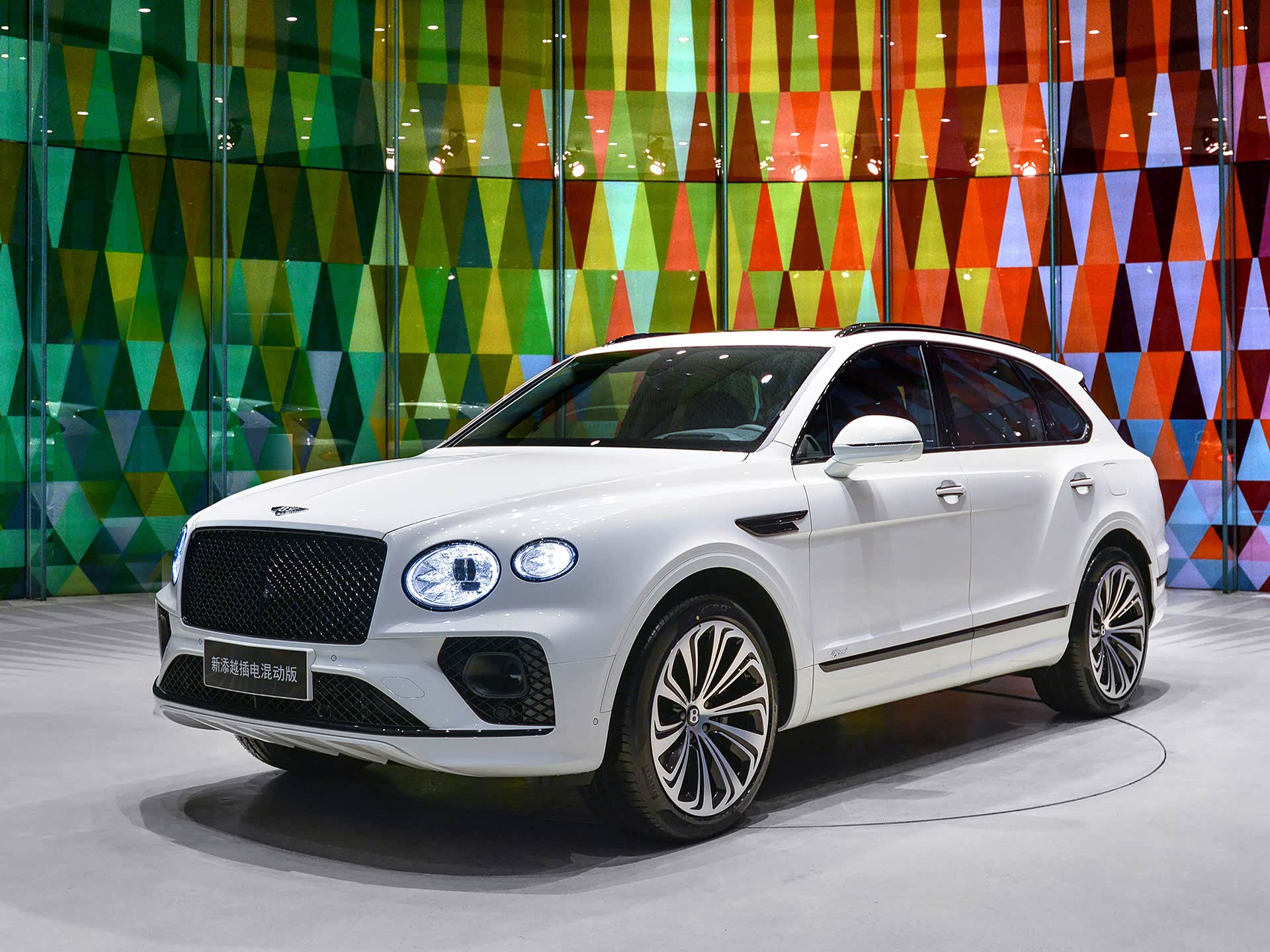 史上最豪华插混suv新款宾利添越phev中国首发