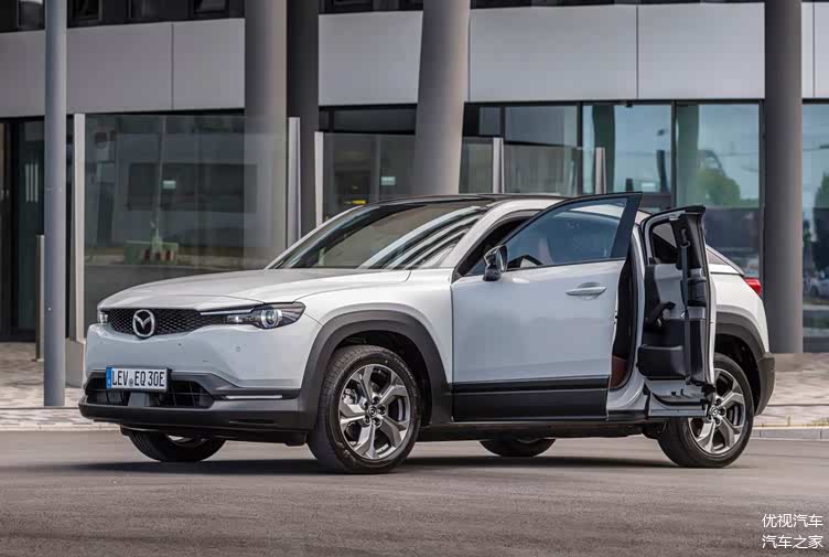 全新马自达mx-30,对开门设计很拉风,续航里程或成缺点?