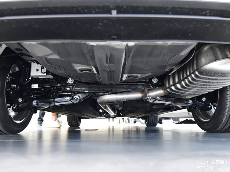 底盘方面,全新名图采用前麦弗逊 后多连杆式独立悬架结构,调校偏向