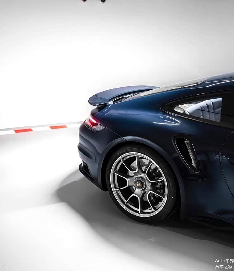 大气优雅的运动设计保时捷911turbos石墨蓝涂装真香