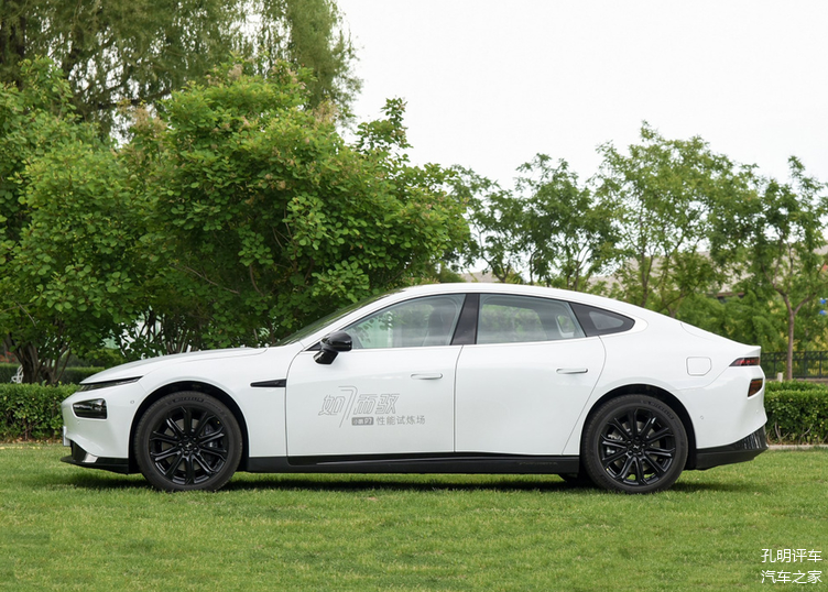 地库偶遇小鹏新车剪刀门无框玻璃比亚迪汉遇硬茬