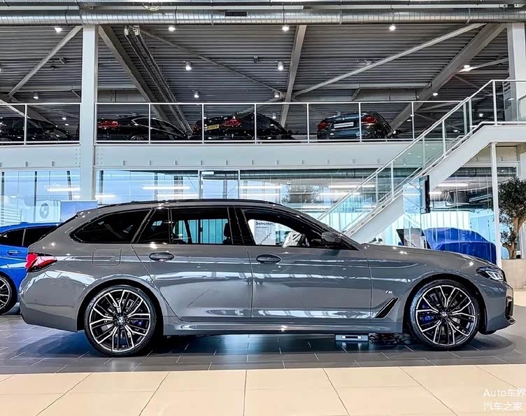 优雅运动的造型宝马540itouringxdrive实车