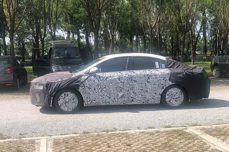 或采用全新家族式设计 疑似全新吉利帝豪gl谍照首曝