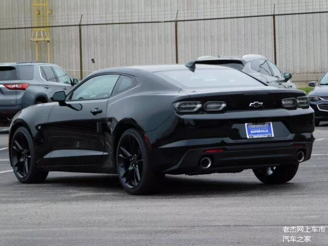 2020款雪佛兰科迈罗黑武士肌肉跑车回头率高