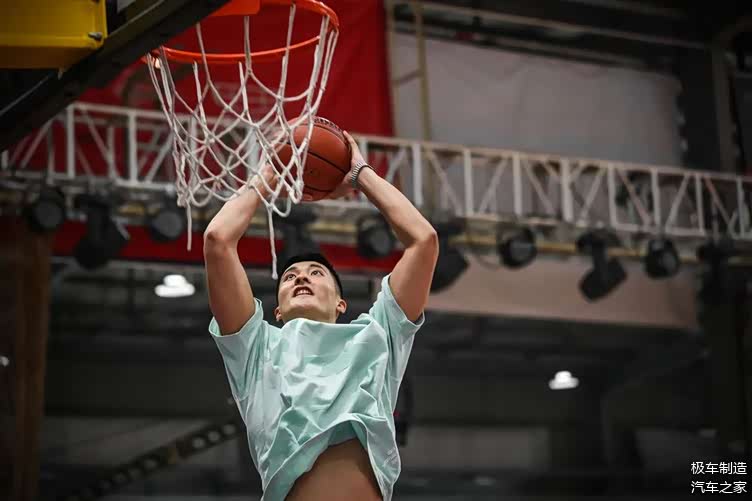 soma,朱松玮对比赛进行专业点评,给扣将们提供宝贵的经验和建议;而