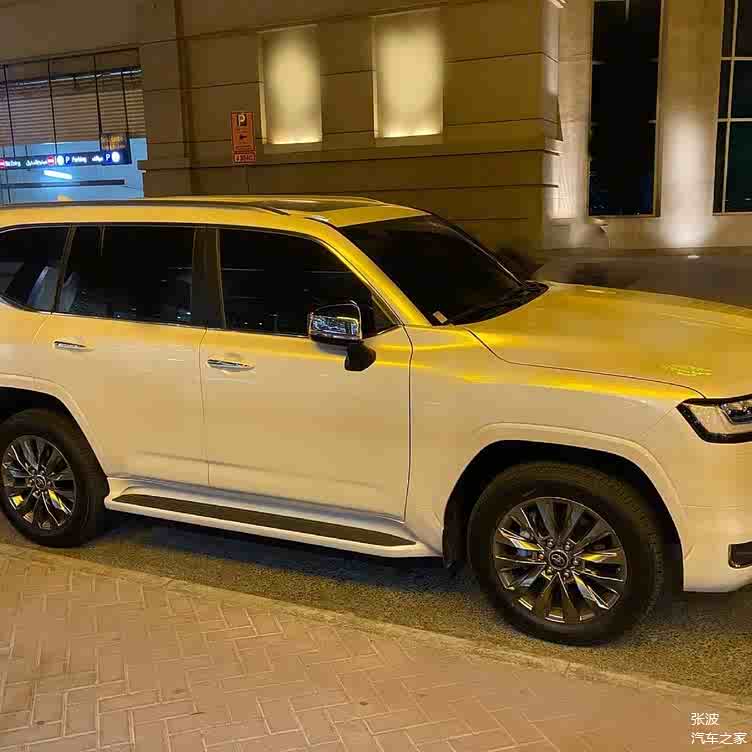 丰田高端suv越野范十足全新丰田兰德酷路泽街拍